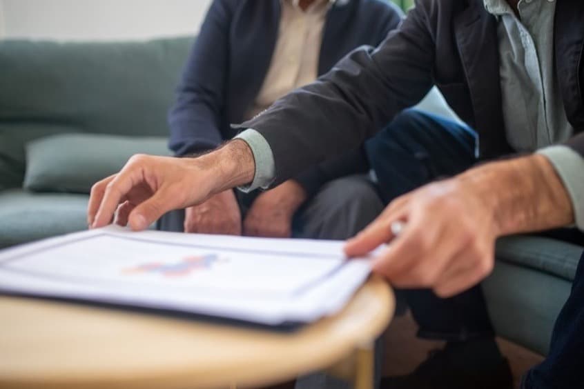 Lecture attentive d'une attestation d'assurance avant signature