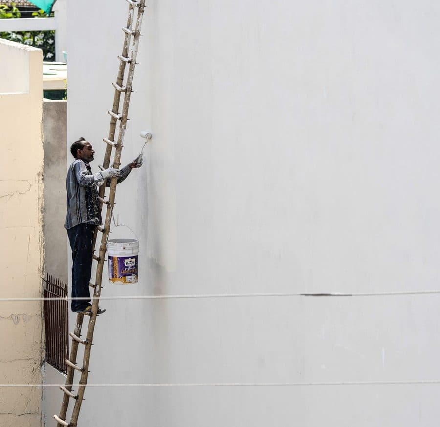 Façade extérieure : combien de couches de peinture faut-il vraiment 