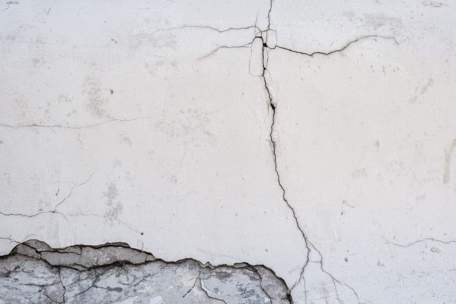 Fissure sur un muret en crépis : faut-il s'inquiéter 