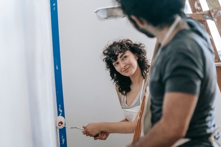 Particulier peignant un mur lui-même