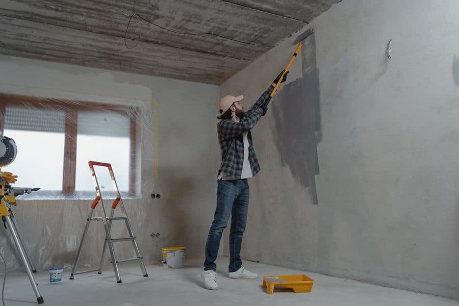 Peindre un plafond : les précautions à prendre avant de se lancer